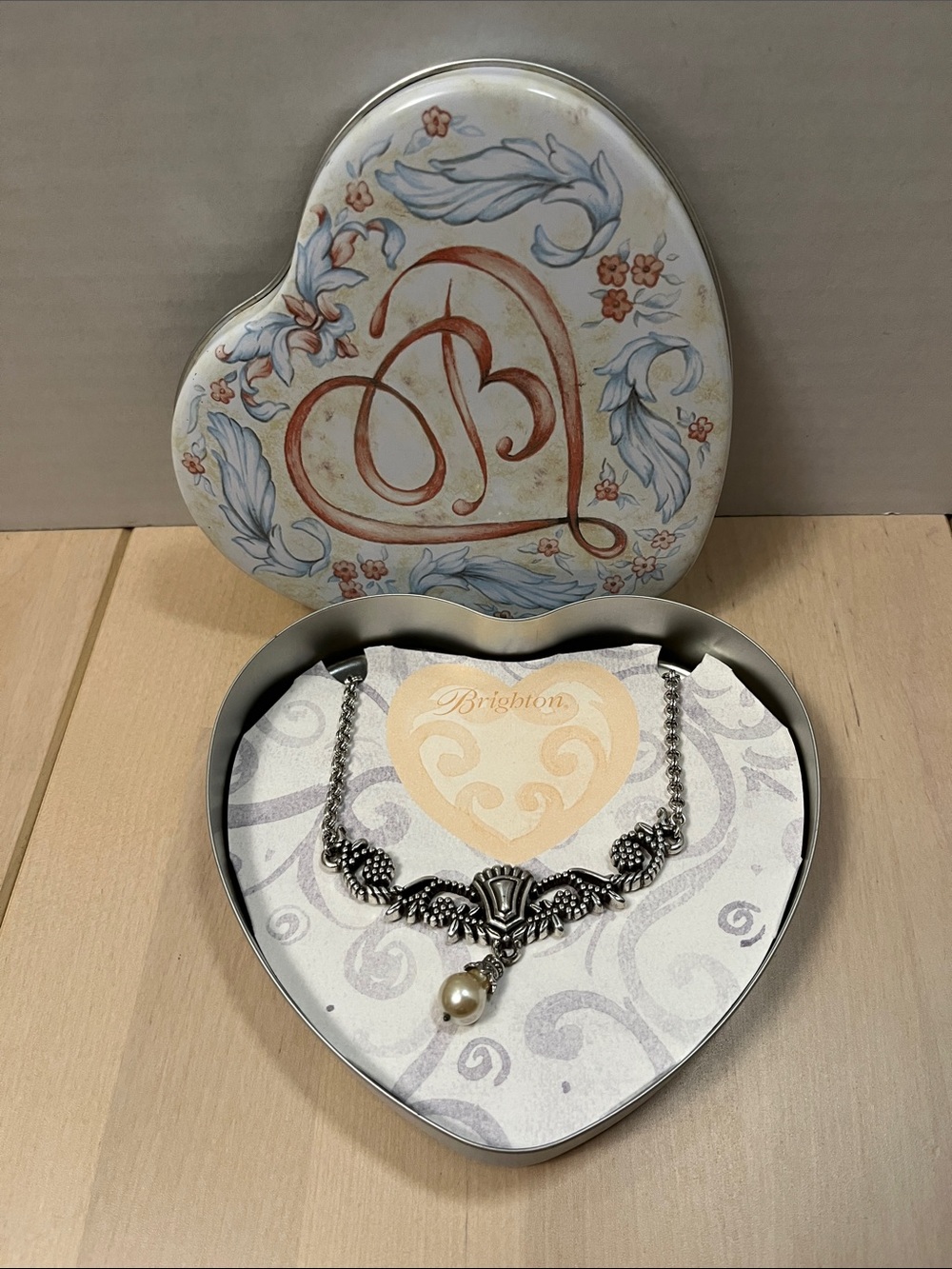 Brighton Vintage Silver Tone Collar
& Faux Pearl Pendant Necklace w/ Tin Box